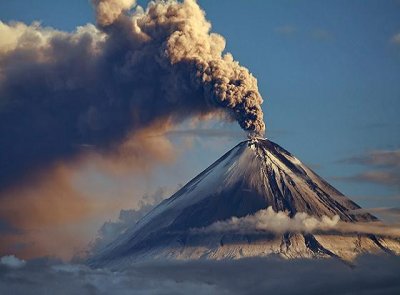 Столб вулканического пепла высотой более шести километров наблюдают на Камчатке