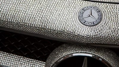 Россиянка полностью покрыла свой Mercedes кристаллами Swarovski