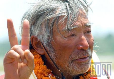 80-летний японец стал самым старшим покорителем Эвереста