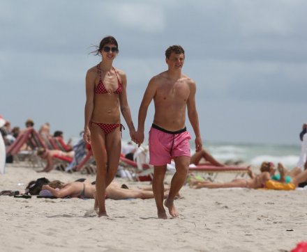 Андрея Аршавина сфотографировали с новой подругой на пляже Майами