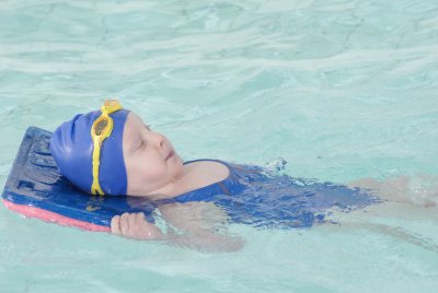 Заботливым родителям: как научить ребенка плавать