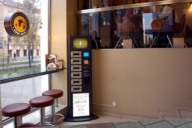 Зарядная станция спб. Кофе Хауз автоматы. Зарядка телефона в кафе. Автомат для зарядки телефонов в кафе. Зарядные станции для телефонов в торговых центрах.