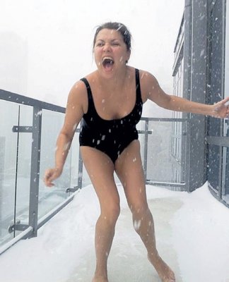 В соцсетях появилось фото Анны Нетребко на морозе в купальнике