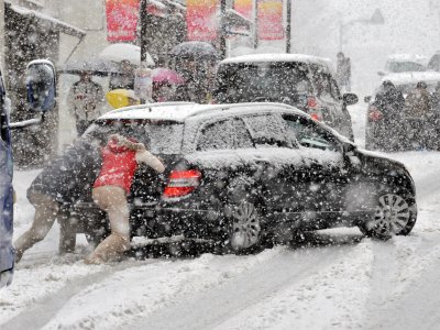 Япония не справляется с обрушившимся снегопадом