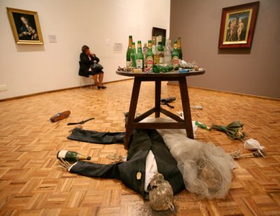 Итальянская уборщица пропылесосила экспонаты на выставке современного искусства