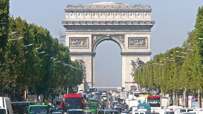 Парижанам ограничили право передвижения на личном автотранспорте
