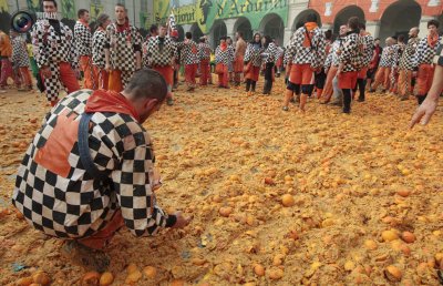 На апельсиновую битву в Италии истрачено 200000 кг фруктов