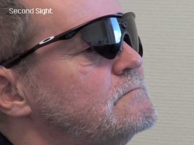 Почти слепой человек восстанавливает зрение с помощью бионических очков
