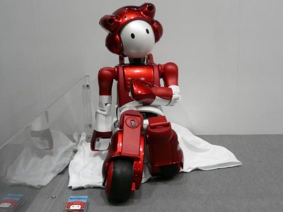 Японская компания Hitachi представила шутящего робота