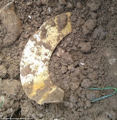 Британский охотник за сокровищами случайно нашел золотое ожерелье стоимостью $ 37 000