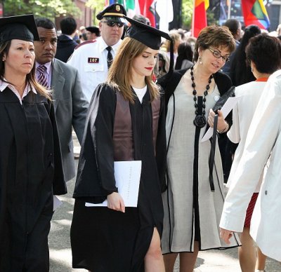 На вручение диплома, после окончания Университета Брауна, Эмма Уотсон прибыла в сопровождении вооруженной охраны