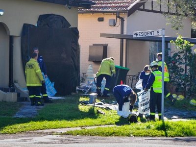 Чтобы помочь 300-килограммовому мужчине, спасателям пришлось сломать стену его дома