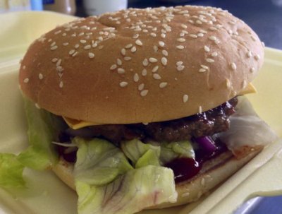 Журналисты из Великобритании попали в больницу после того, как попытались съесть гамбургер острее перцового аэрозоля