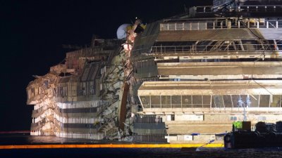 Поиски последней жертвы Costa Concordia начнутся после того, как круизный лайнер будет отбуксирован с места крушения