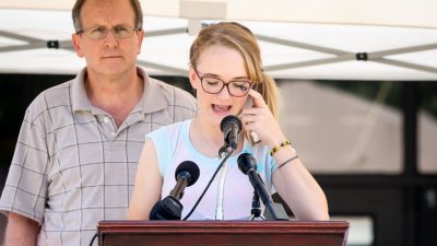 15-летняя Кэссиди Стэй, выжившая после нападения, в котором была убита вся ее семья, выступила на публике первый раз после трагедии