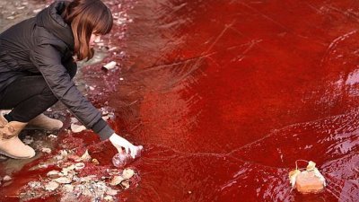 Река в Китае загадочным образом стала кроваво-красной