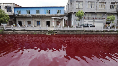 Река в Китае загадочным образом стала кроваво-красной