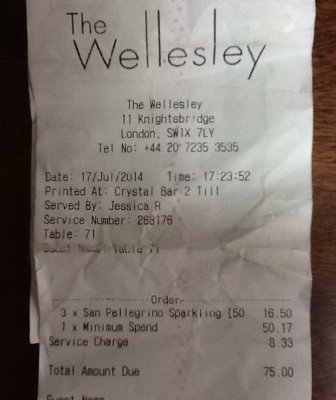 Гость бара в лондонском отеле за 3 бутылки воды получил счет на $127