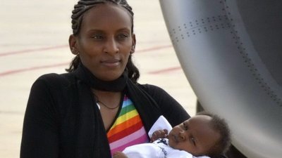 Мериам Ибрагим, приговоренная в Судане к смертной казни за вероотступничество, прибыла в США