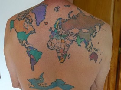 Путешественник на своей спине сделал татуировку карты мира, где он отмечает посещенные им страны