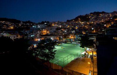 Футуристическое футбольное поле в трущобах Бразилии вырабатывает электричество от движения игроков