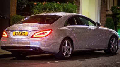 Россиянка полностью покрыла свой Mercedes кристаллами Swarovski