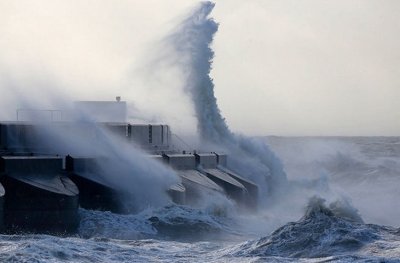 Тайфун Фанфон в Японии смыл в море 3 американских летчиков