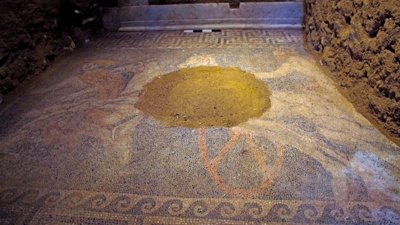 При раскопках гробницы в Амфиполе археологи обнаружили уникальную мозаику