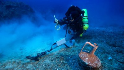 Со дна Эгейского моря были подняты сокровища с места кораблекрушения 2000-летней давности