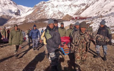 Спасения выжившим в смертельной лавине в Непале придется ждать несколько дней
