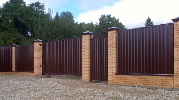 Как построить забор из профнастила: разновидности и особенности выбора стеновых листов