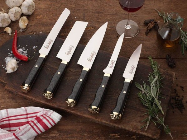 Хорошие ножи - незаменимый элемент на каждой кухне