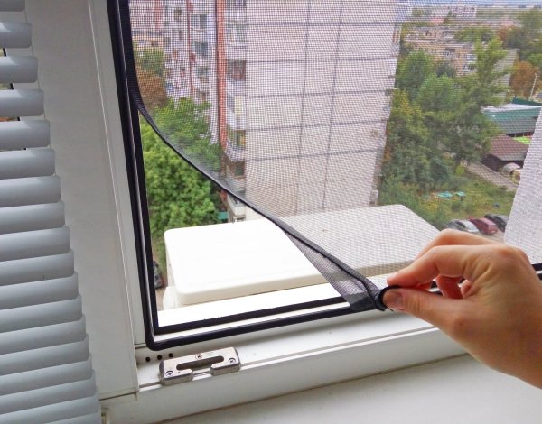 Как установить москитную сетку на окно?